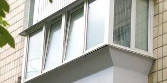 Панорамное тёплое остекление вынесенного балкона с внешним оформлением